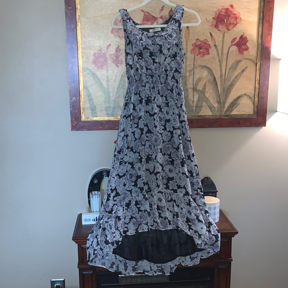 Romy Floral Black and White Pattern High Low Maxi Dress sz Small EUC